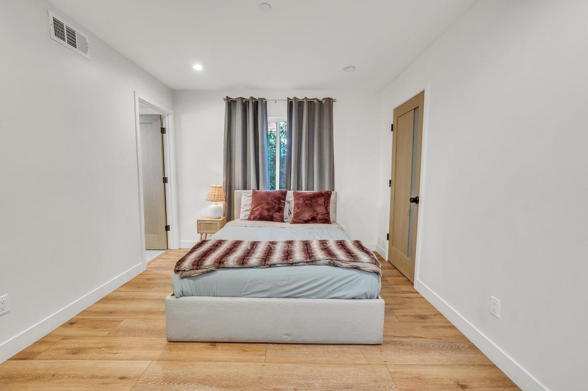 Casa de férias Luxurious Townhome W/3 Master Gated Parking