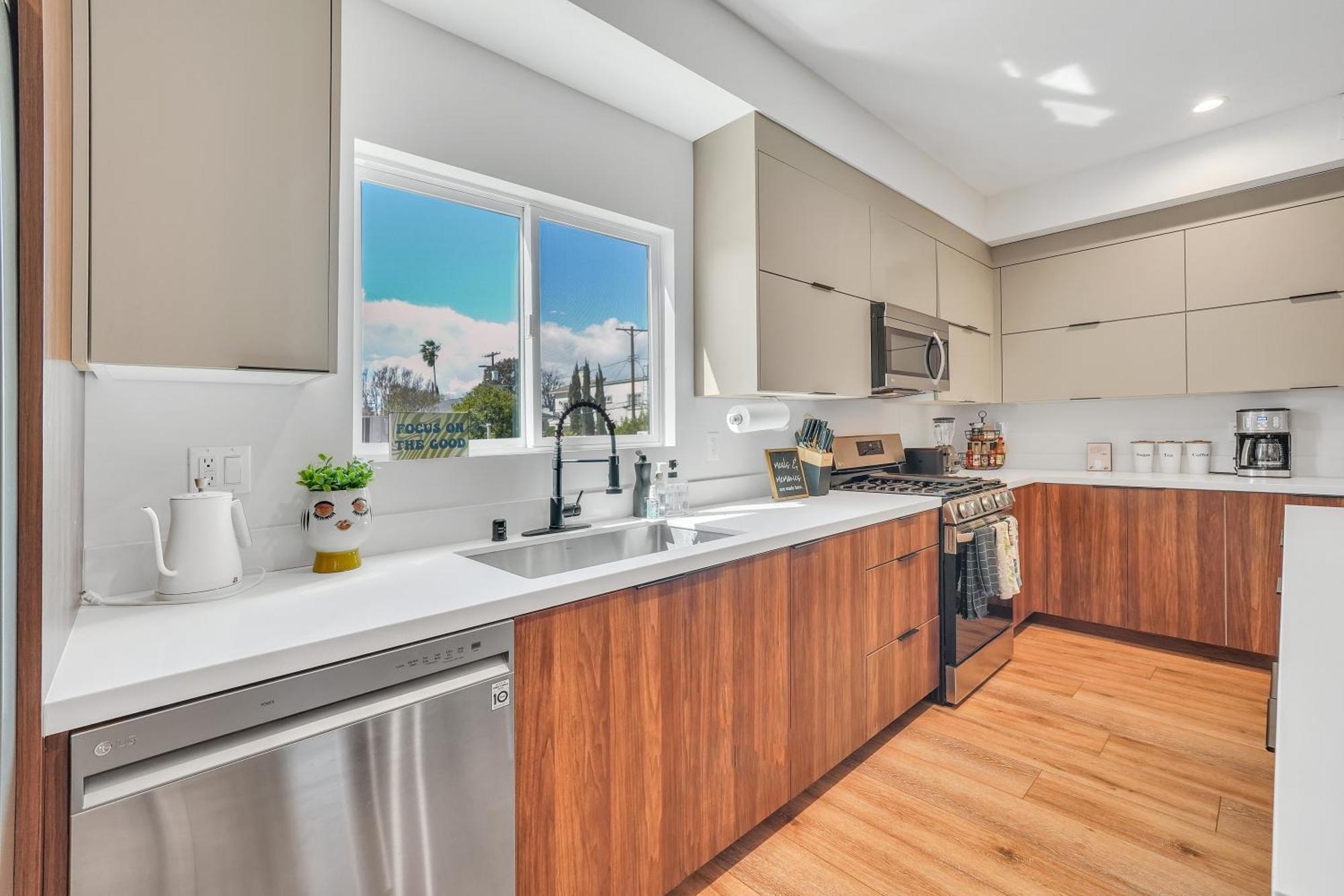 Luxurious Townhome W/3 Master Gated Parking *