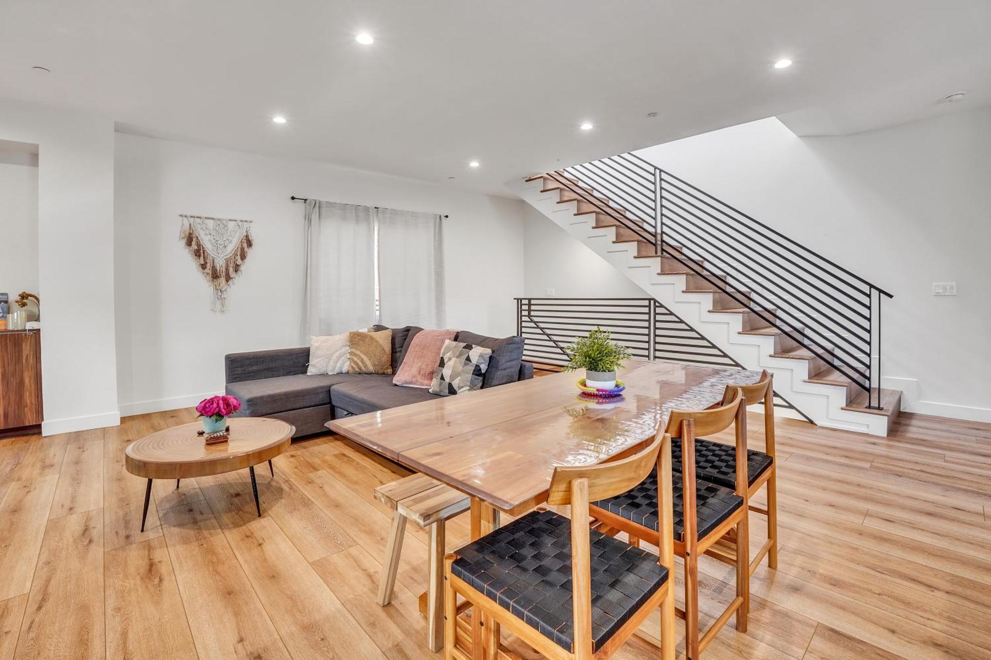 Luxurious Townhome W/3 Master Gated Parking * Los Angeles