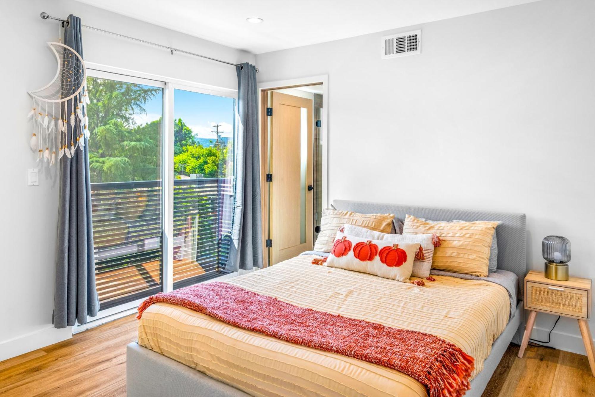 Luxurious Townhome W/3 Master Gated Parking Holiday home *